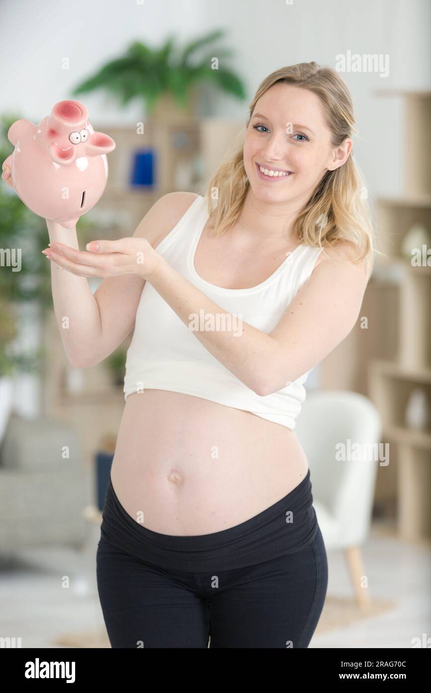 Geldsparende Spende zur Einsparung des Schwangerschaftsfinanzkonzepts Stockfoto