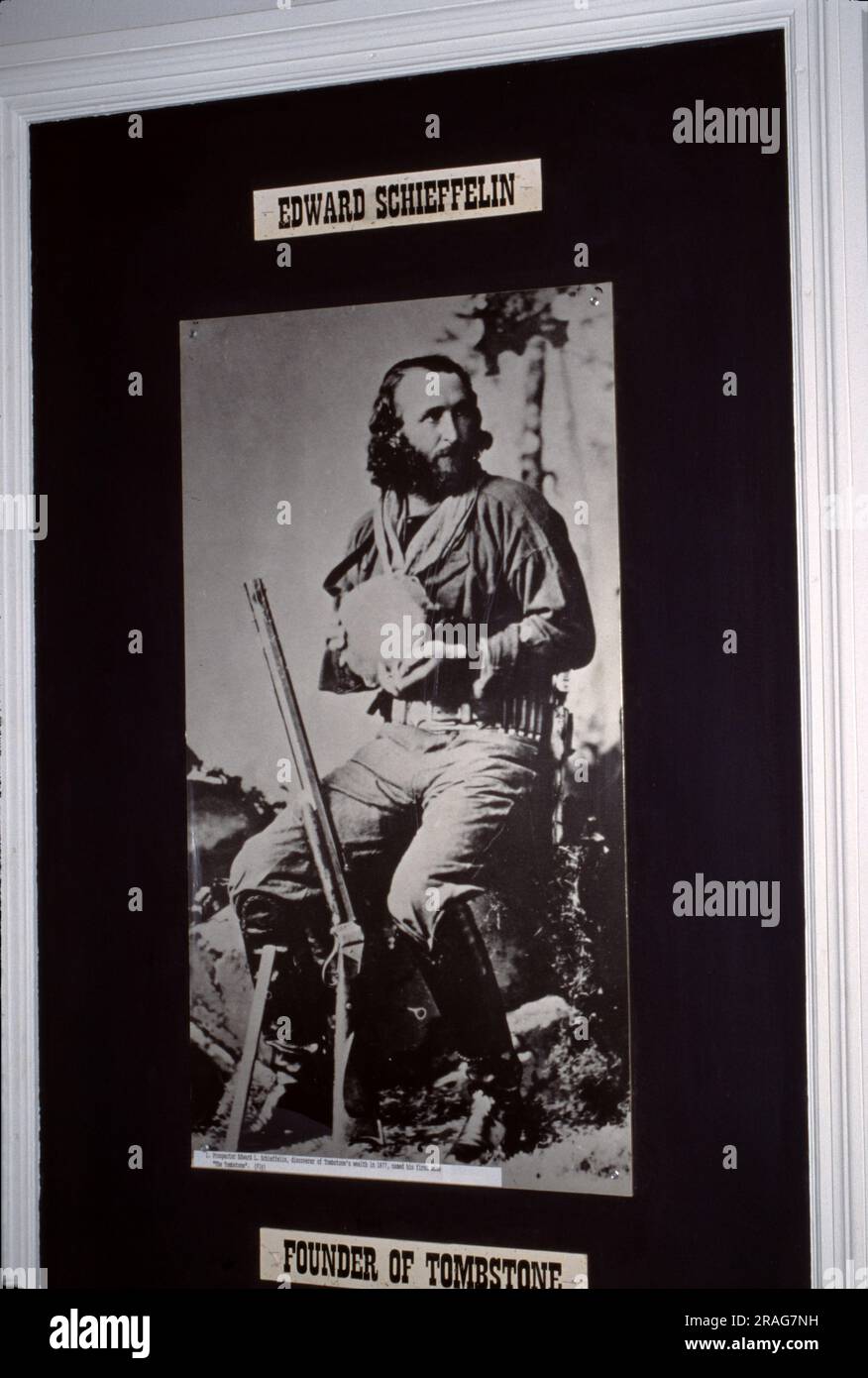 Geronimo (Mescalero-Chiricahua: Goyaałél „der, der gähnt“; 16. Juni 1829 – 17. Februar 1909) war ein prominenter Führer und Medizinmann aus der Békonkohe-Band der Ndendahe-Apachen. Von 1850 bis 1886 schloss sich Geronimo mit Mitgliedern von drei anderen zentralen Apache-Bands – Tchihende, Tsokanende und Nednhi – an, um zahlreiche Razzien durchzuführen. Sowie Kampf gegen mexikanische und US-amerikanische Militärkampagnen in den nordmexikanischen Bundesstaaten Chihuahua und Sonora sowie in den südwestlichen amerikanischen Territorien New Mexico und Arizona. Stockfoto