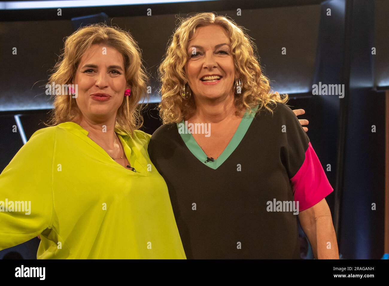 Elena Uhlig und Bettina Tietjen bei der Aufzeichnung der „NDR Talk Show“ im NDR Fernsehstudio Lokstedt. Hamburg, 30.06.2023 Stockfoto