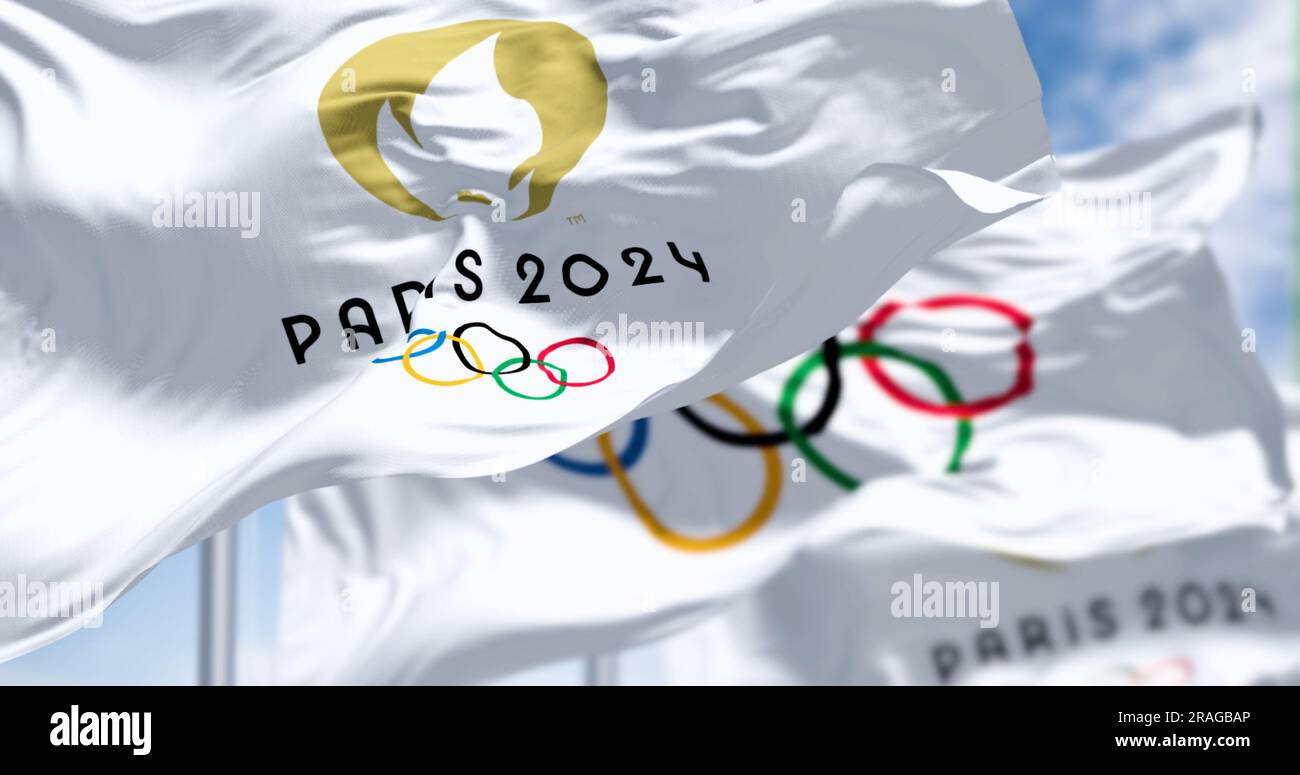 Paris, FR, Mai 2023: Flagge der Olympischen Spiele 2024 in Paris, die im Wind winken. Bevorstehendes internationales Sportevent. Illustrationsredaktion 3D Illustrati Stockfoto