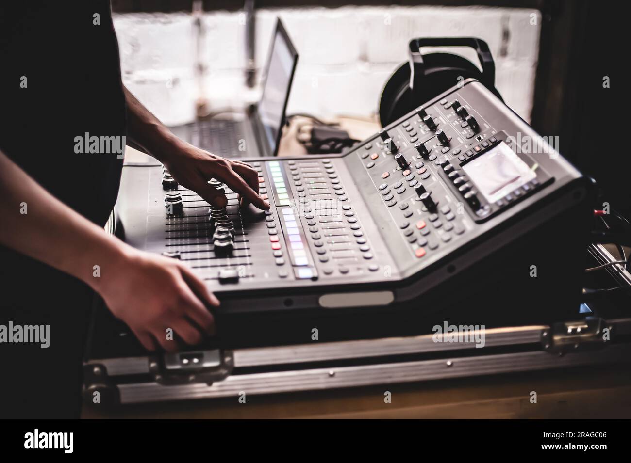 Professionelle Audio-Mix-Soundsteuerung und Beleuchtungskonsole. Musikproduzent, Toningenieur und Tontechniker Stockfoto