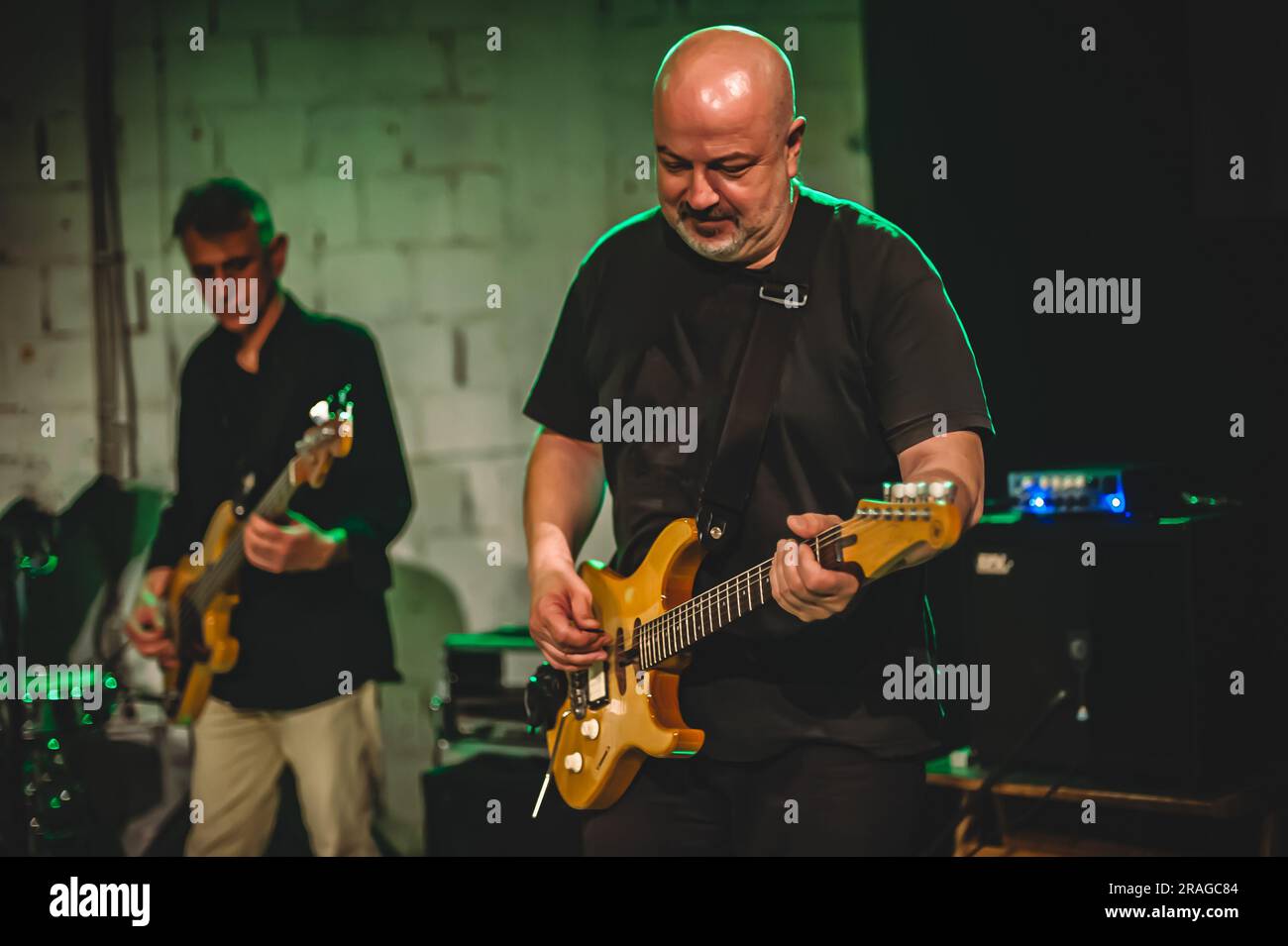 Bass- und E-Gitarrenmusik-Bands bieten auf einer Bühne eine Live-Solovorstellung. Wiederholung und Übung Stockfoto