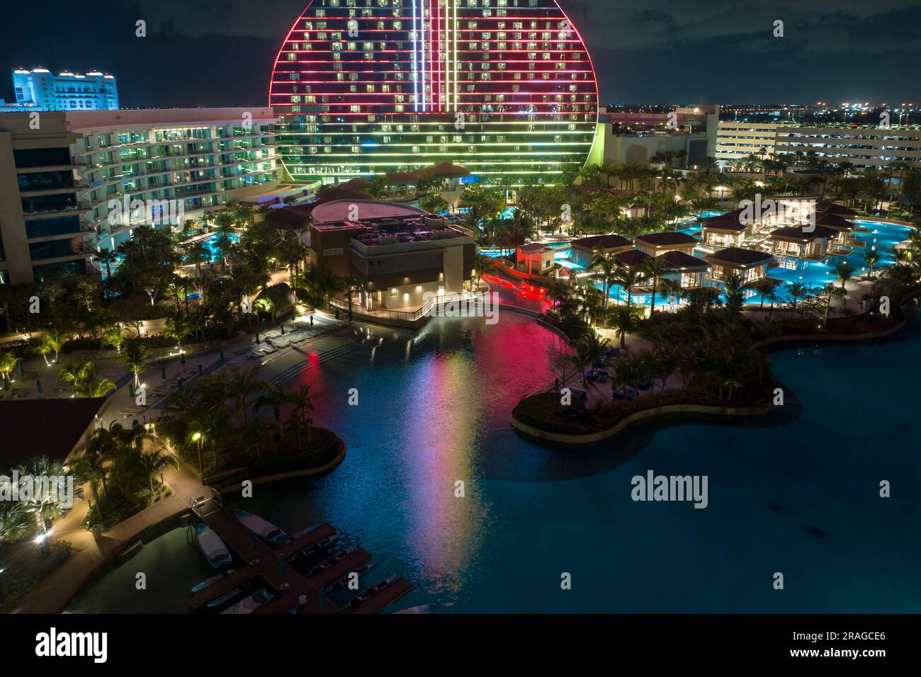 Blick aus der Vogelperspektive auf das gitarrenförmige Seminole Hard Rock Hotel and Casino in Hollywood, Florida. Stockfoto