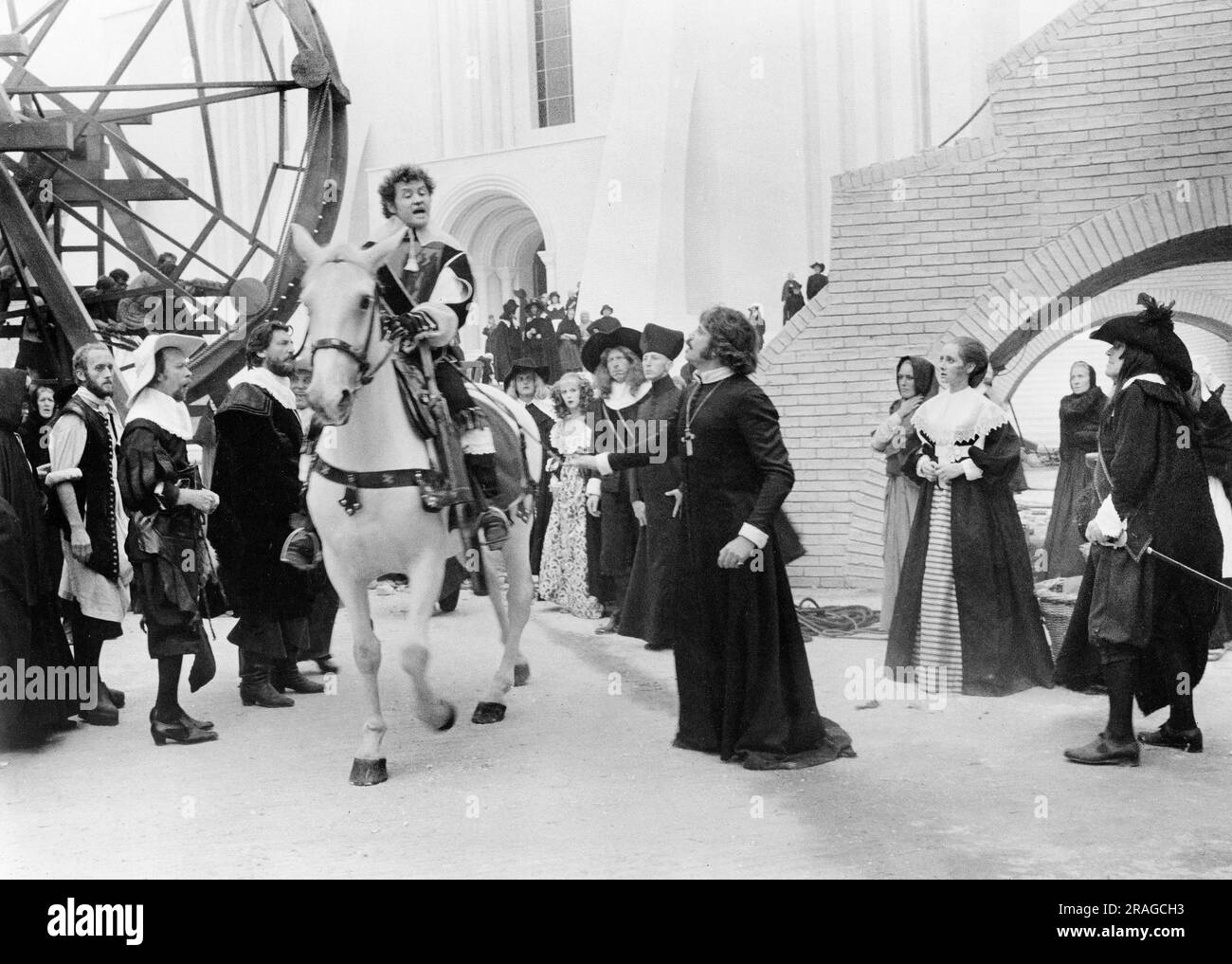 Dudley Sutton (auf dem Pferd), Oliver Reed (rechts vom Pferd), am Drehort des Films, „The Devils“, Warner Bros., 1971 Stockfoto