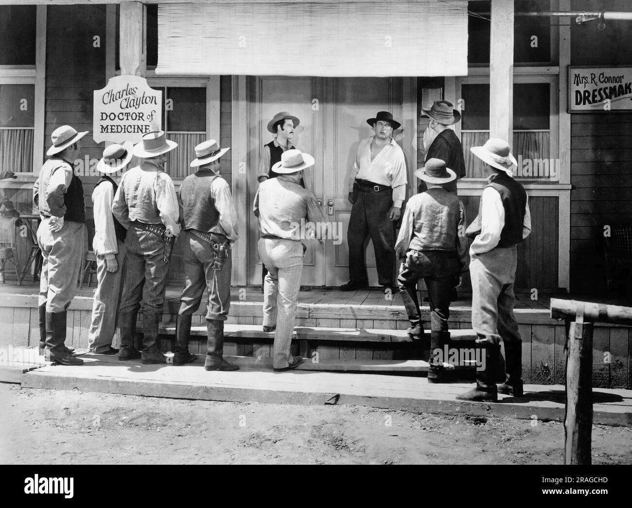 Victor McLaglen (an der Tür, rechts), am Filmset, „Diamond Frontier“, Universal Pictures, 1940 Stockfoto