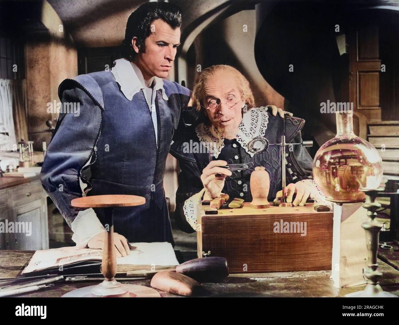 Fernando Lamas (links), Richard Hale, am Filmset „The Diamond Queen“, Warner Bros., 1953 Stockfoto