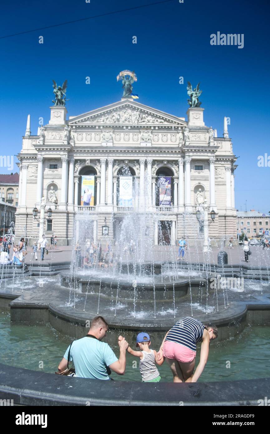 Bild einer ukrainischen Familie vor dem Opernhaus Lemberg am Nachmittag mit Menschen, die vor der Fassade stehen. Das Lemberg-Theater der Oper und des Balletts, o Stockfoto