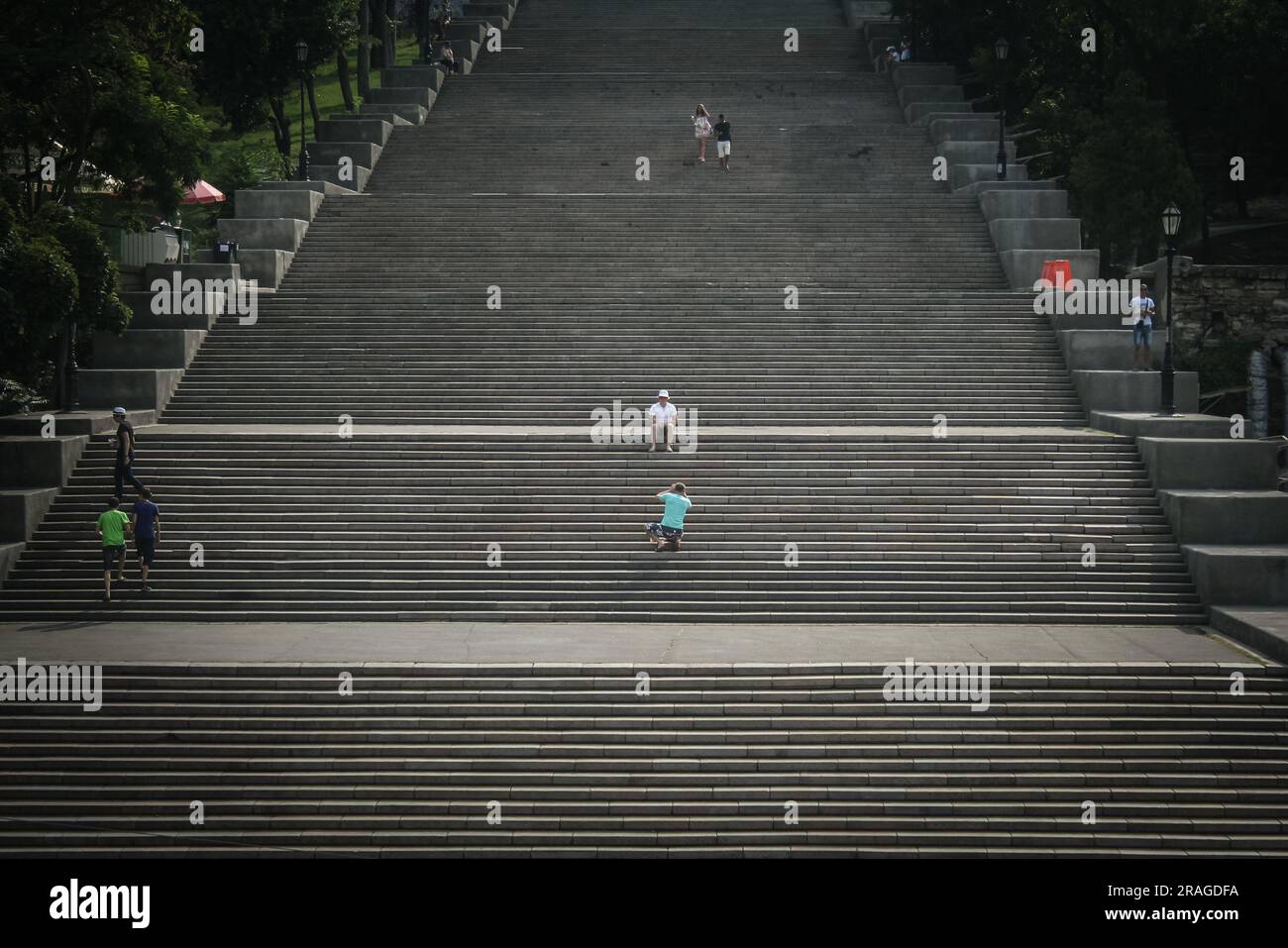 Fotos von Personen, die Fotos auf der malerischen Potemkin Treppe machen, dem wichtigsten Denkmal von Odessa, der ukrainischen Stadt am Schwarzen Meer Stockfoto