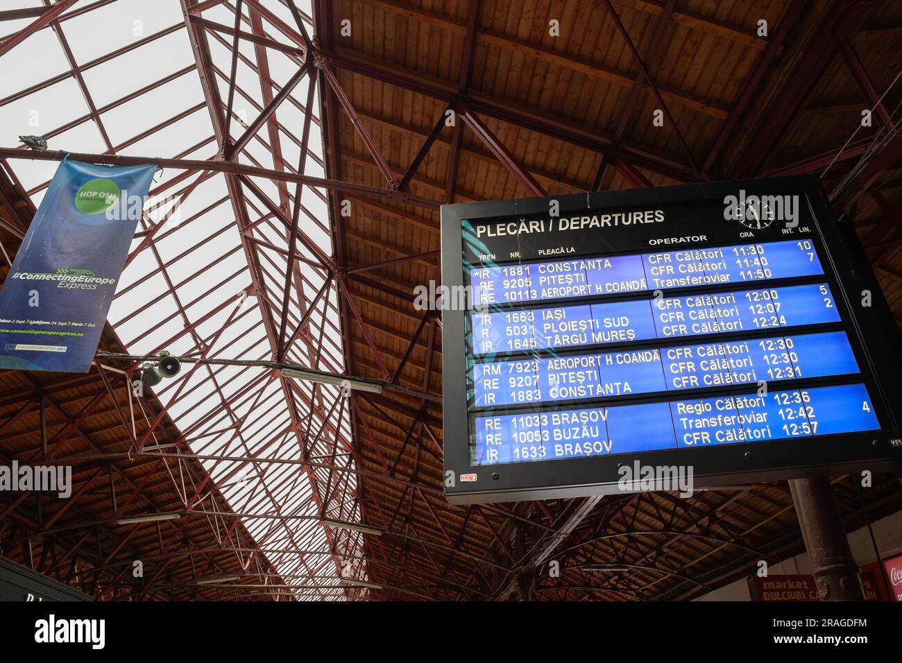 Bild der Haupthalle von Gara de Nord in Bukarest, Rumänien, mit Abflugtafel. Bukarest Nordbahnhof (Rumänisch: Gara București N Stockfoto