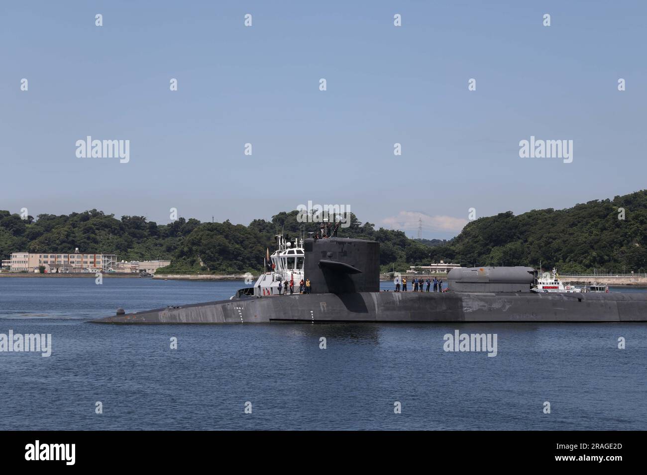 YOKOSUKA, Japan (2. Juli 2023) das U-Boot USS Michigan (SSGN 727) der Ohio-Klasse trifft am 2. Juli 2023 in Fleet Activities Yokosuka ein. Homeportiert in der Marinebasis Kitsap, Bangor, Washington, Michigan, bietet Streik- und Spezialmissionen von einer versteckten, geheimen Plattform aus. (USA Marinefoto von Travis Baley, Spezialist für Massenkommunikation 2.) Stockfoto
