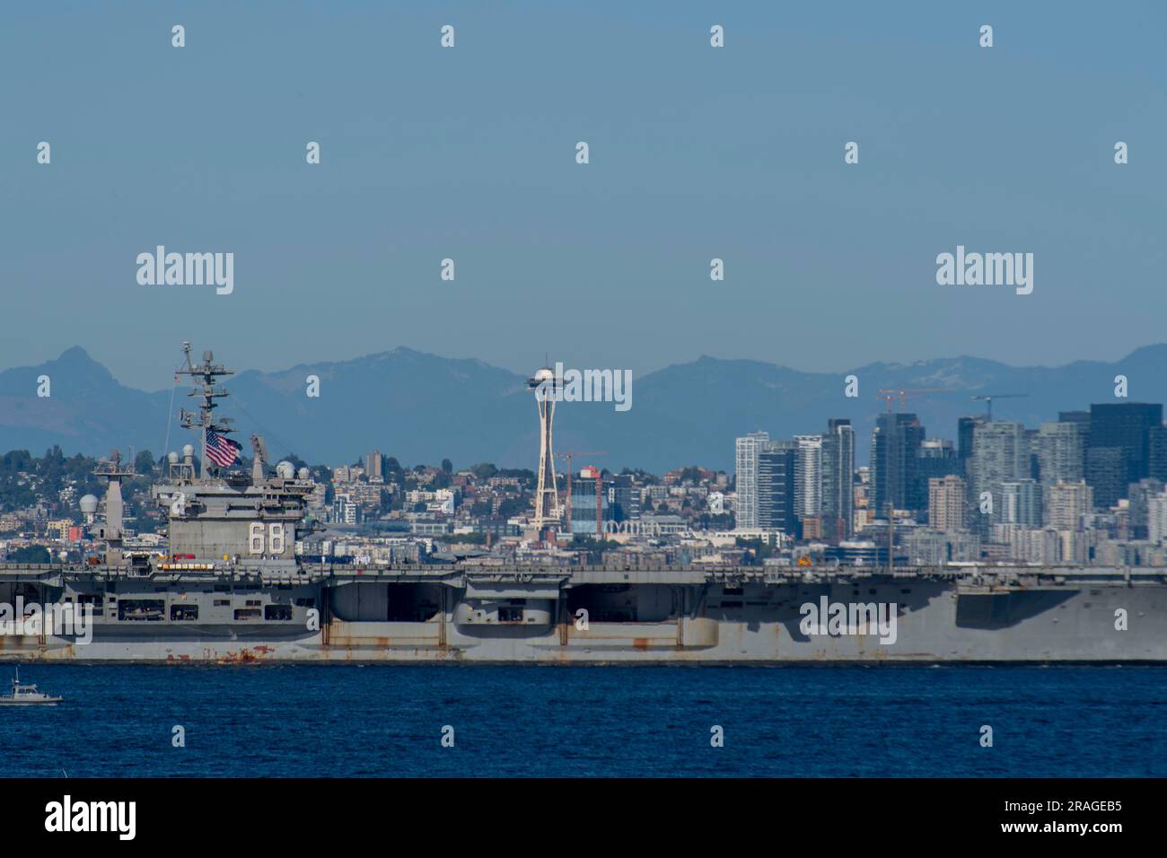 Der Flugzeugträger USS Nimitz (CVN 68) durchfährt den Puget Sound auf dem Weg zu seinem Heimathafen Bremerton, Washington, am 2. Juli 2023. Nimitz kehrte nach einem siebenmonatigen Einsatz in den US-Flottengebieten 3. und 7. in den pazifischen Nordwesten zurück. Die Präsenz von Nimitz bekräftigte das Engagement der Vereinigten Staaten, zu fliegen, zu segeln und zu operieren, wo immer das Völkerrecht es zulässt, um eine freie und offene Region im Indo-Pazifik zu unterstützen. (USA Marinefoto von Mass Communication Specialist 1. Class Heather C. Wamsley) Stockfoto