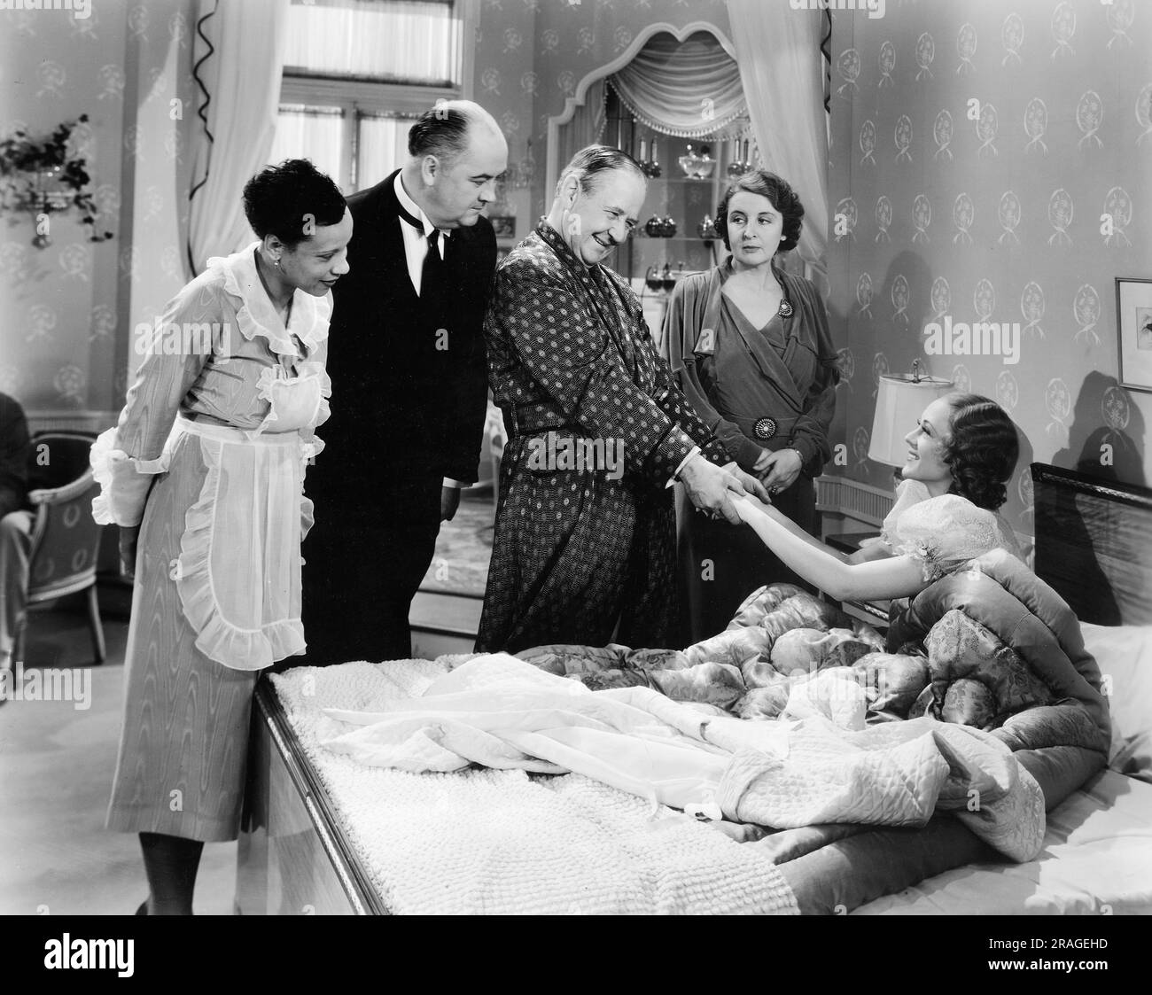 Elizabeth Heater, Charles Coleman, Spencer Charters, Sally Eilers (im Bett), am Set des Films, „Don't get Personal“, Universal Pictures, 1936 Stockfoto