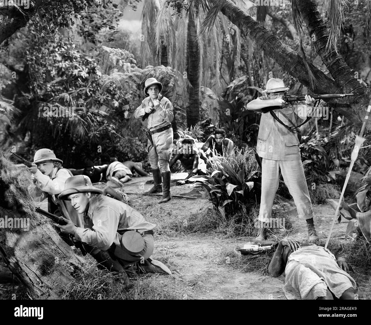 Ona Munson (links), Don Terry (2. links), Richard Lane (Mitte), Stuart Erwin (rechts), am Filmset, „Drums of the Congo“, Universal Pictures, 1942 Stockfoto