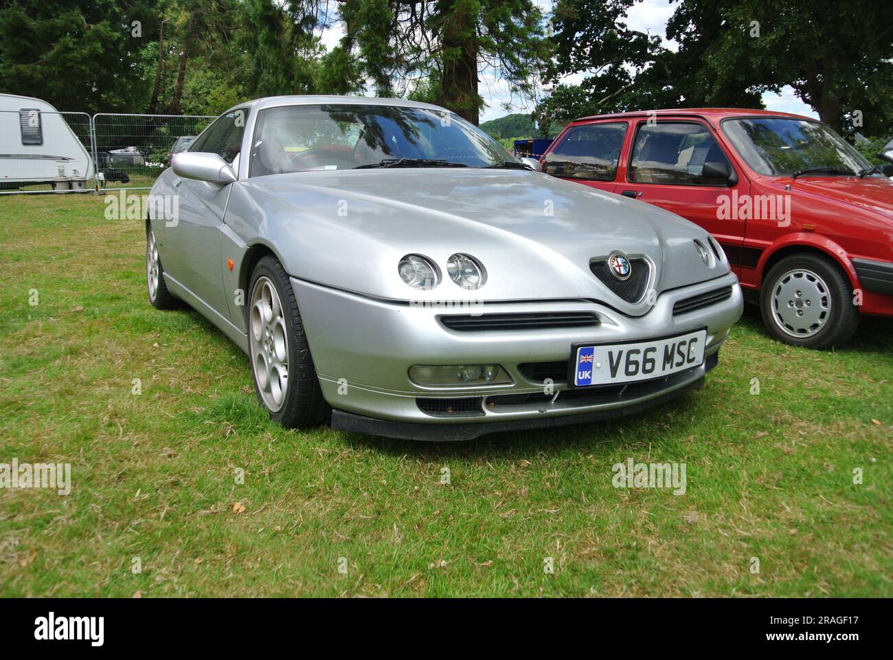 Ein Alfa Romeo GTV parkte bei der 47. Historic Vehicle Gathering in Powderham, Devon, England. Stockfoto