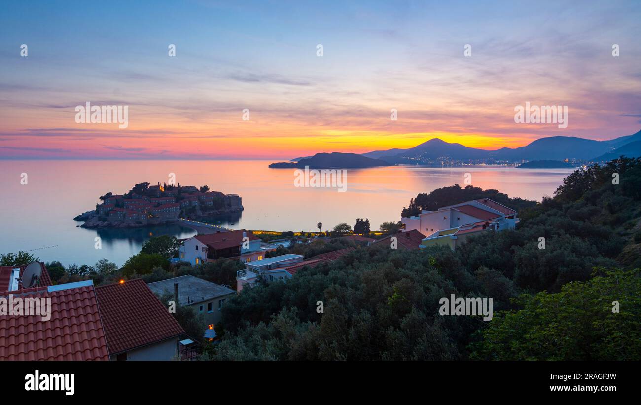 Farbenfroher Sonnenuntergang vom Aussichtspunkt - Sveti Stefan, Montenegro Stockfoto