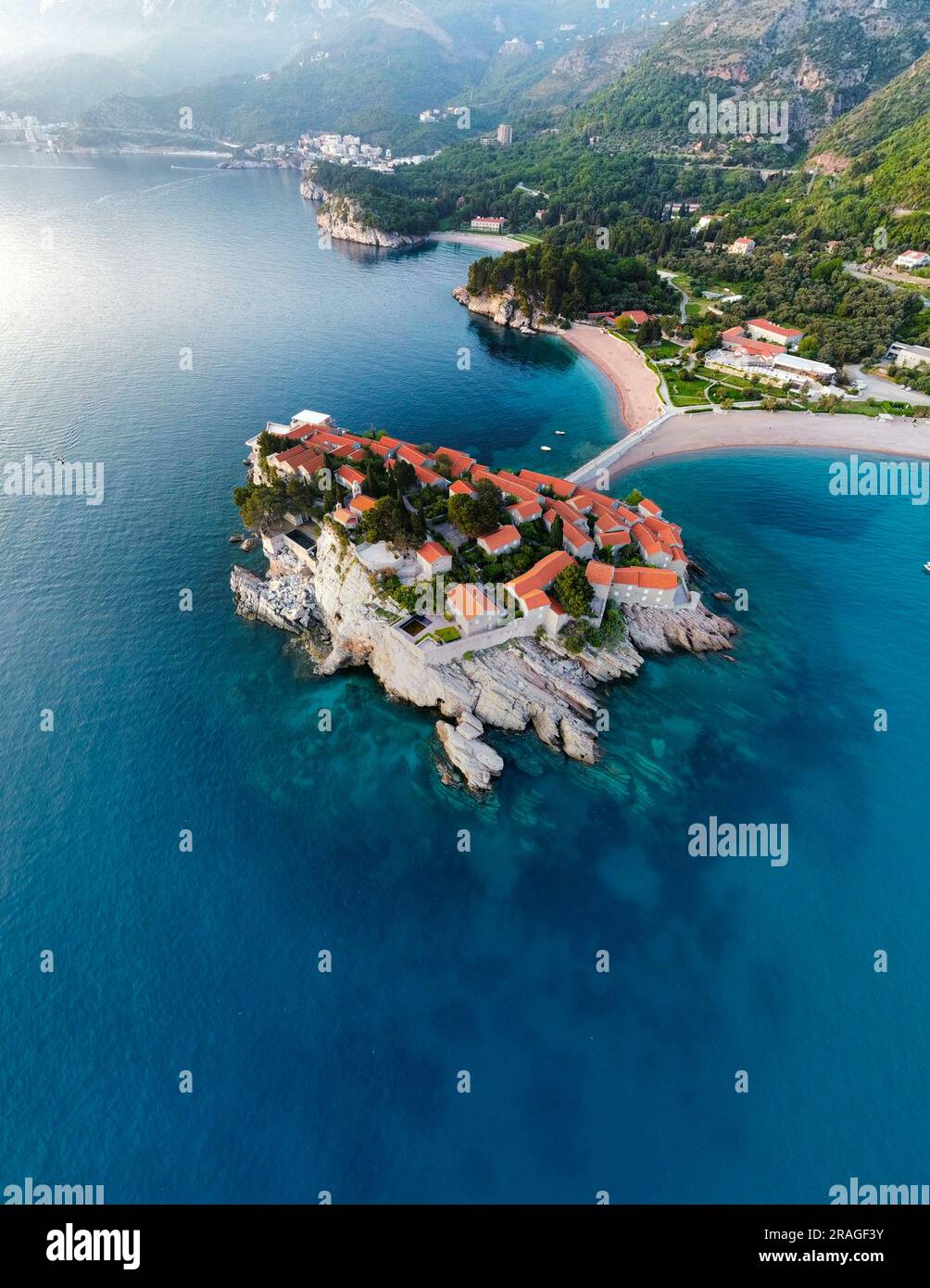 Sveti Stefan aus der Vogelperspektive am Abend - Sveti Stefan, Montenegro Stockfoto