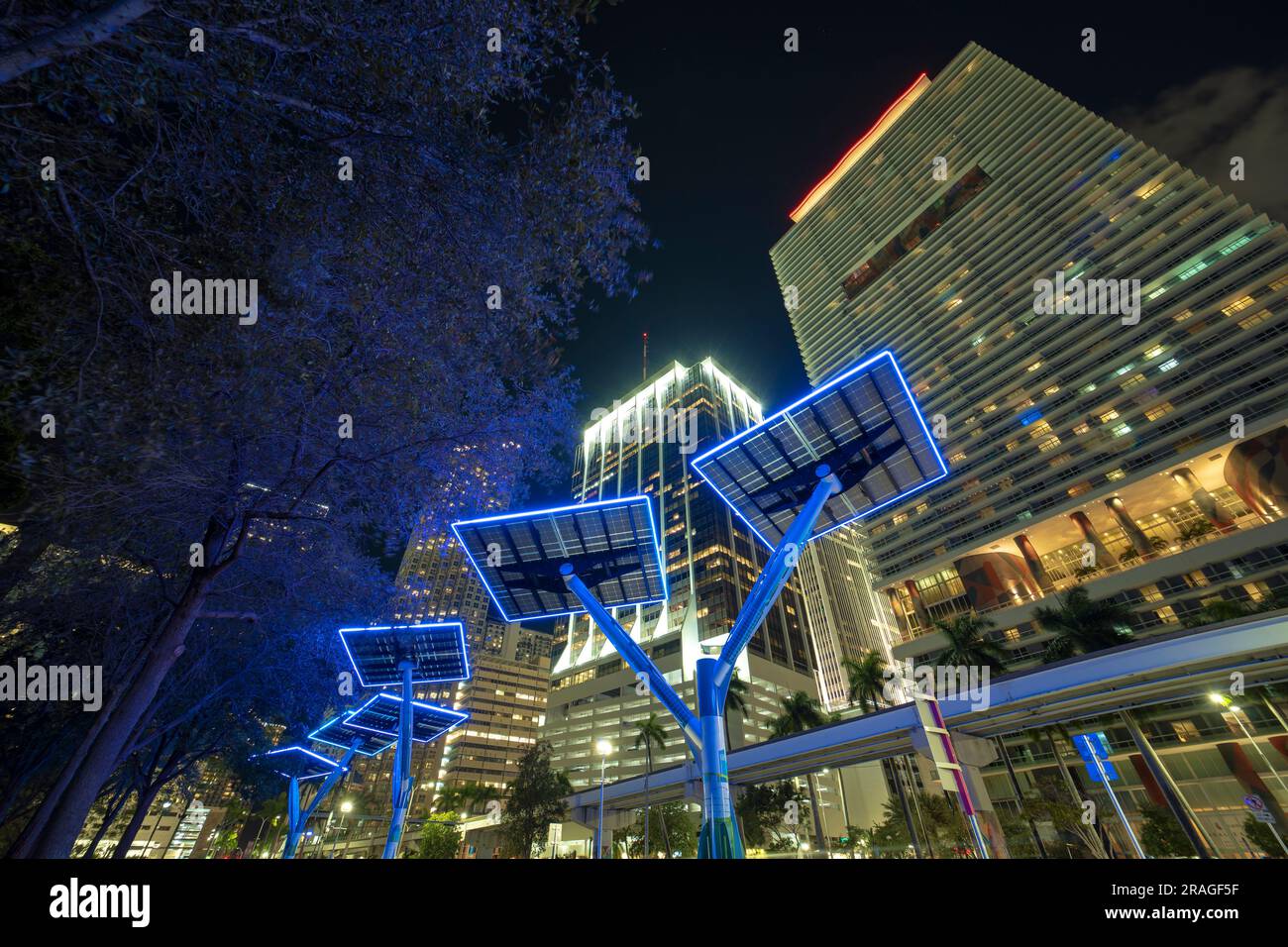 Downtown District von Miami City mit Photovoltaikpaneelen an Metallmasten für die Stromversorgung von Straßenbeleuchtung und Überwachungskameras Stockfoto