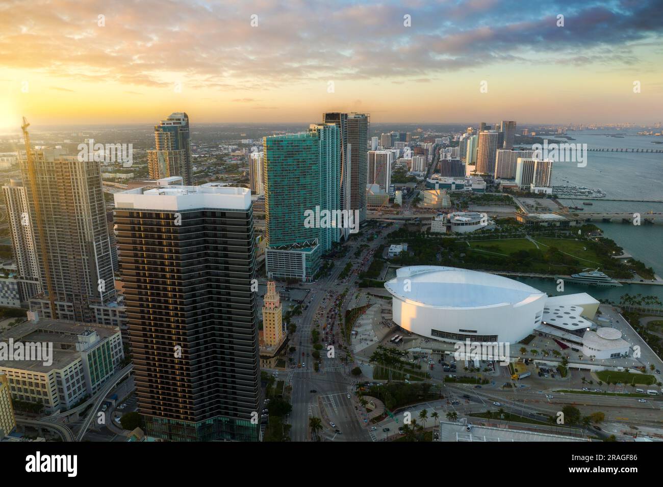 Abendliche Stadtlandschaft im Stadtteil Miami Brickell in Florida, USA. Skyline mit hohen Wolkenkratzern in moderner amerikanischer Megapolis. Stockfoto