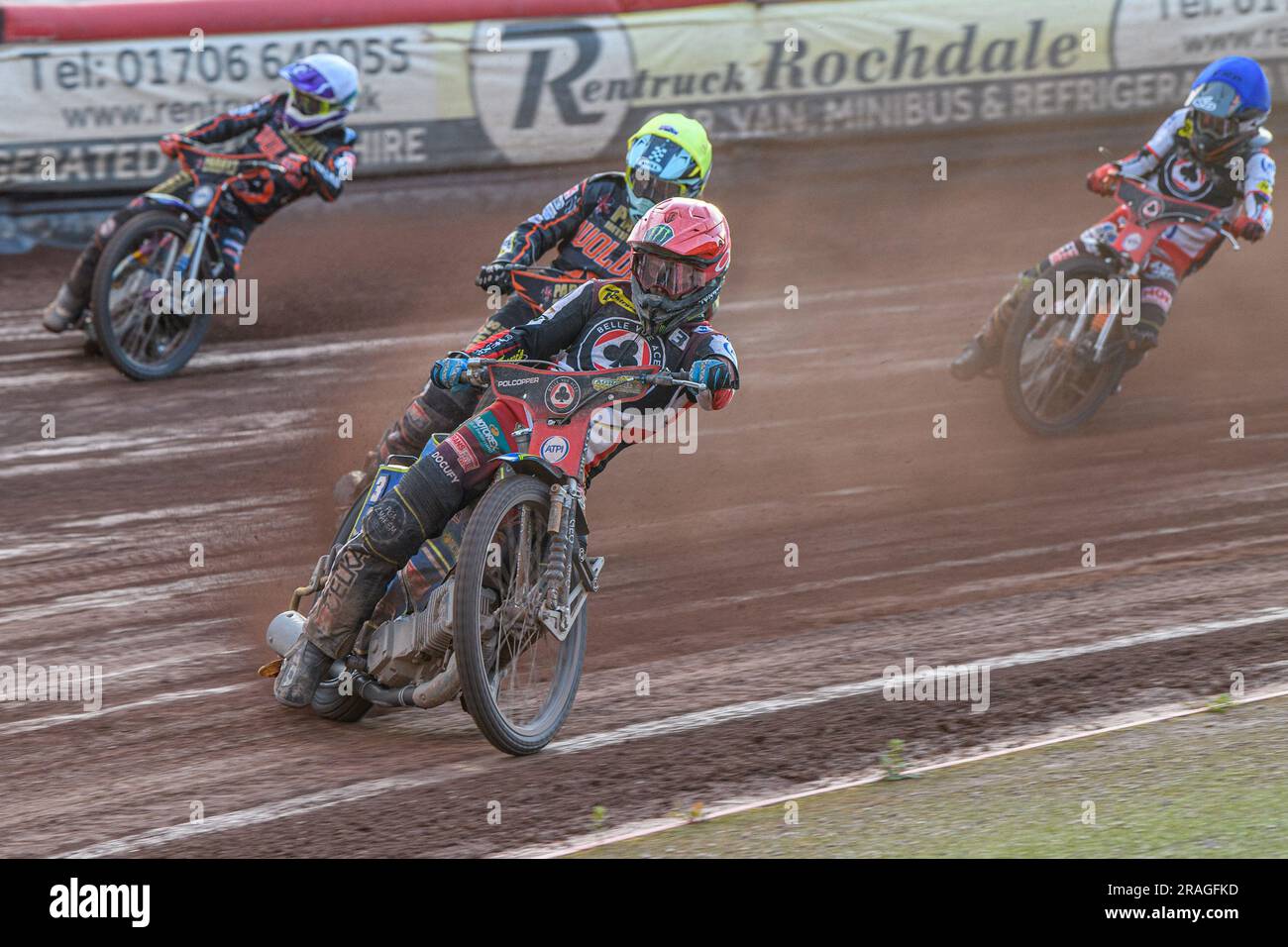 Jaimon Lidsey (Rot) führt Ryan Douglas (Gelb) Rory Schlein (Weiß) und Jack Smith (Blau) während des Sports Insurure Premiership-Spiels zwischen Belle Vue Aces und Wolverhampton Wolves am Montag, den 3. Juli 2023, im National Speedway Stadium in Manchester an. (Foto: Ian Charles | MI News) Guthaben: MI News & Sport /Alamy Live News Stockfoto