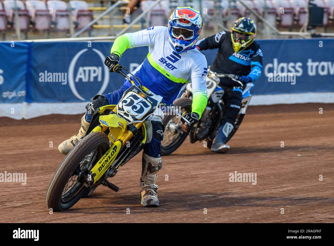 George Sturgess (55) führt Luke Porter (82) am Montag, den 3. Juli 2023, beim Spiel der Sportversicherer-Premiership zwischen Belle Vue Aces und Wolverhampton Wolves im National Speedway Stadium in Manchester an. (Foto: Ian Charles | MI News) Guthaben: MI News & Sport /Alamy Live News Stockfoto