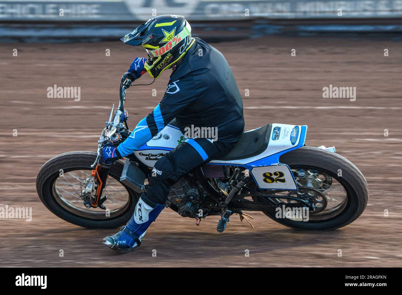 Luke Porter (82) in Aktion während der Flat-Track-Demonstrationsrennen während des Sports-insure-Premiership-Spiels zwischen Belle Vue Aces und Wolverhampton Wolves im National Speedway Stadium, Manchester, am Montag, den 3. Juli 2023. (Foto: Ian Charles | MI News) Guthaben: MI News & Sport /Alamy Live News Stockfoto