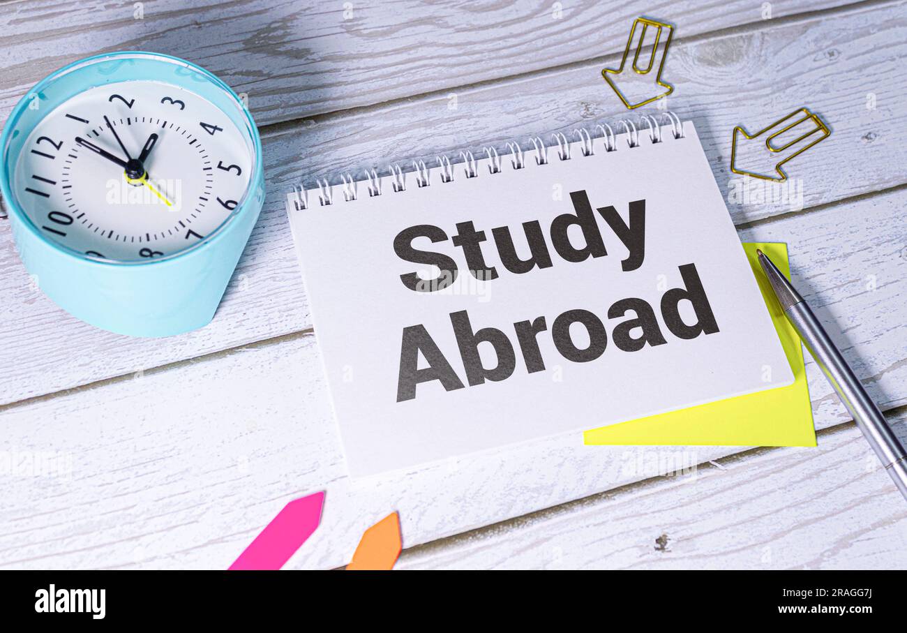 Der Text Study Abroad erscheint hinter zerrissenem braunem Papier Stockfoto