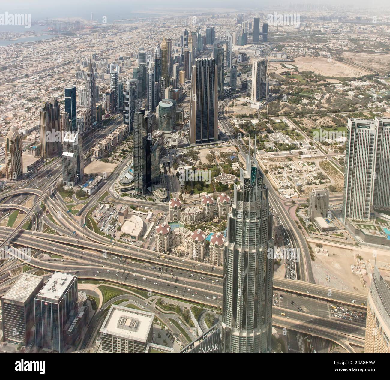 Al Safa Street und Kreuzung Sheikh Zayed Road, Dubai:VAE vom Burj Khalifa Building aus gesehen Stockfoto
