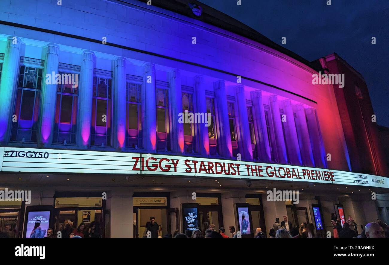 London, Großbritannien. 03. Juli 2023. Ein kürzlich restaurierter Konzertfilm von David Bowie wurde genau 50 Jahre nach seiner Aufnahme in London an demselben Ort vorgestellt. „Ziggy Stardust and the Spiders from Mars: The Motion Picture“ wurde eingeladenen Gästen und Fans am Montagabend im Eventim Apollo gezeigt. In der Konzerthalle, früher Hammersmith Odeon, gab Bowie am 3. Juli 1973 das letzte historische Konzert unter seinem Namen Ziggy Stardust mit der Band Spiders vom Mars. Kredit: Philip Dethlefs/dpa/Alamy Live News Stockfoto