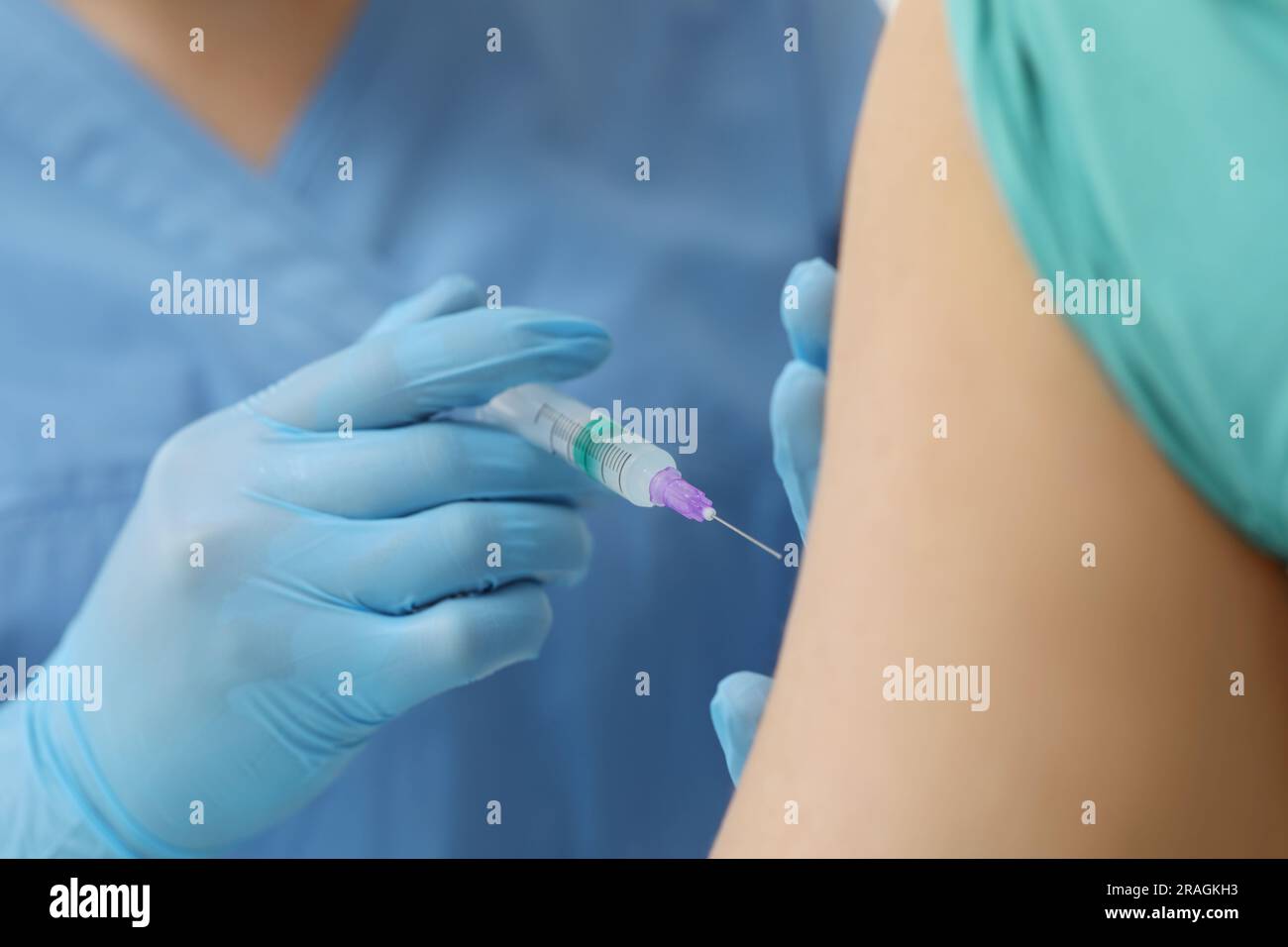 Arzt, der dem Patienten Hepatitis-Impfstoff gibt, Nahaufnahme Stockfoto