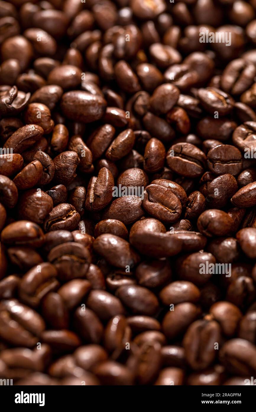 Rohe Kaffeebohnen mit weißem Hintergrund Stockfoto