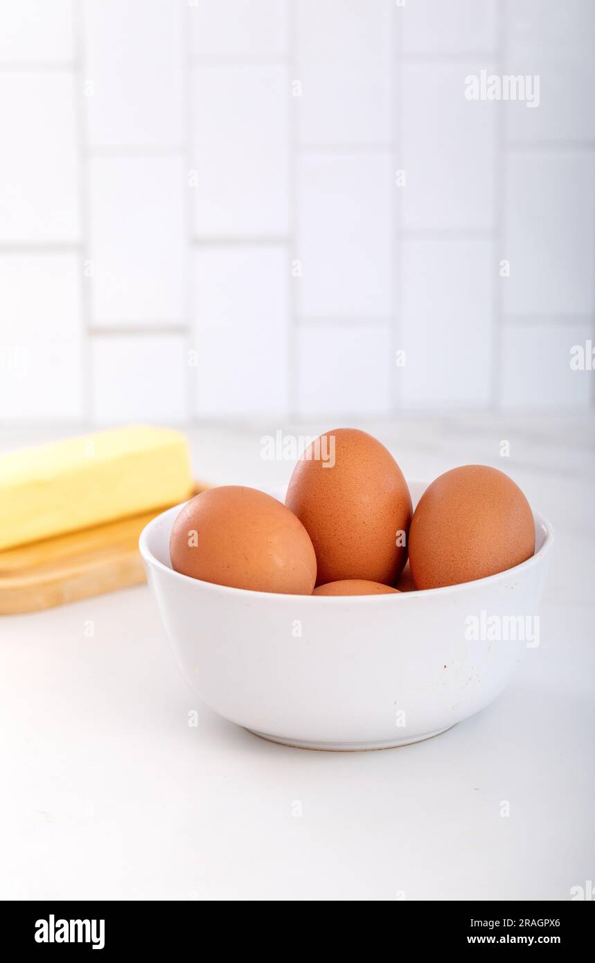 Butterstäbchen und braune Eier, perfekt für rezeptpflichtige Zutaten Stockfoto