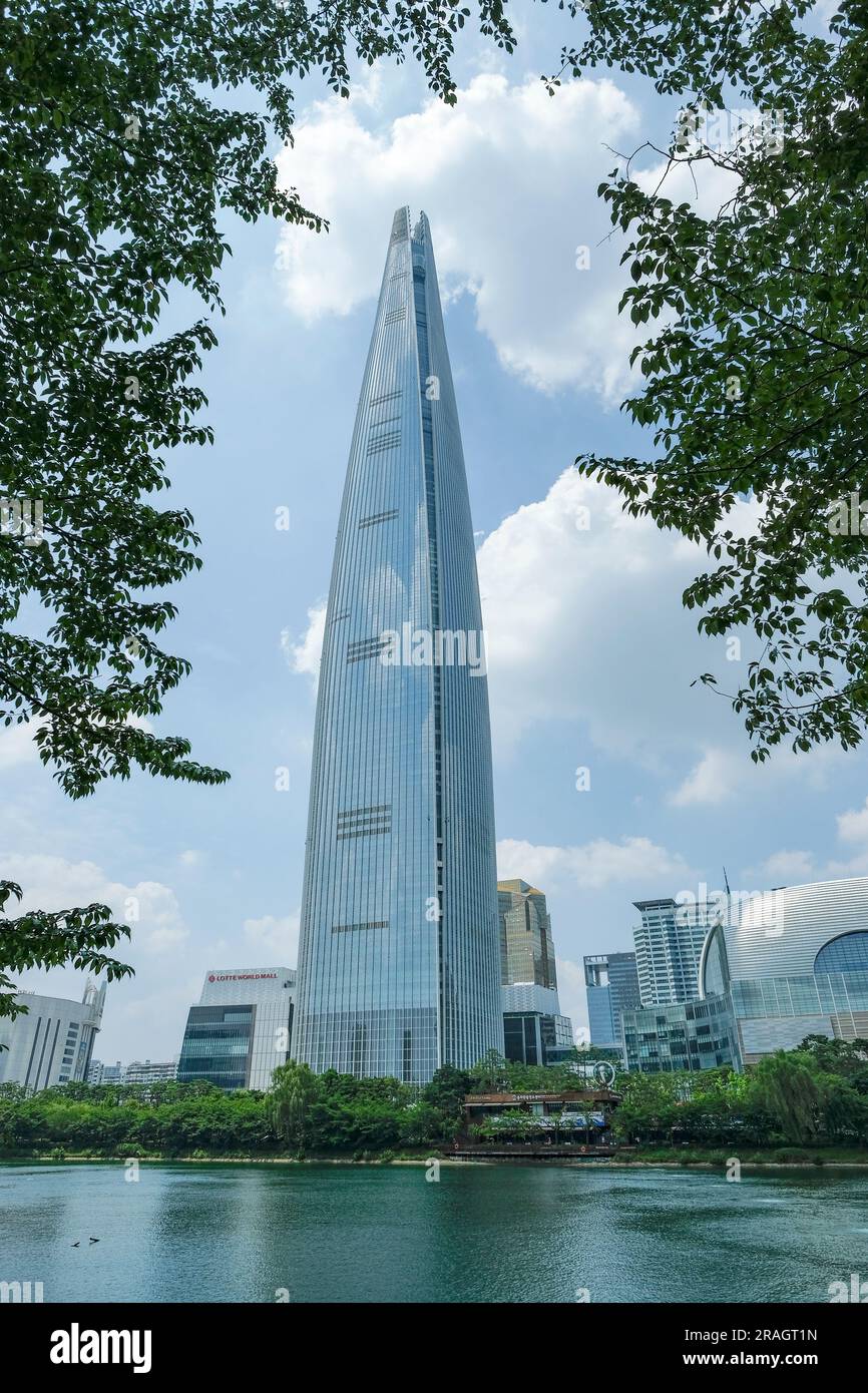 Seoul, Südkorea - 3. Juli 2023: Blick auf den Lotte World Tower in Seoul, Südkorea. Stockfoto