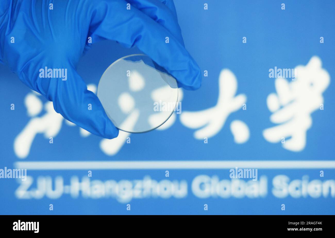 HANGZHOU, CHINA - 30. MAI 2023 - Ein Galliumoxid-Wafer mit einem Durchmesser von 50,8 mm ist im Hangzhou International Science and Innovation Cent abgebildet Stockfoto