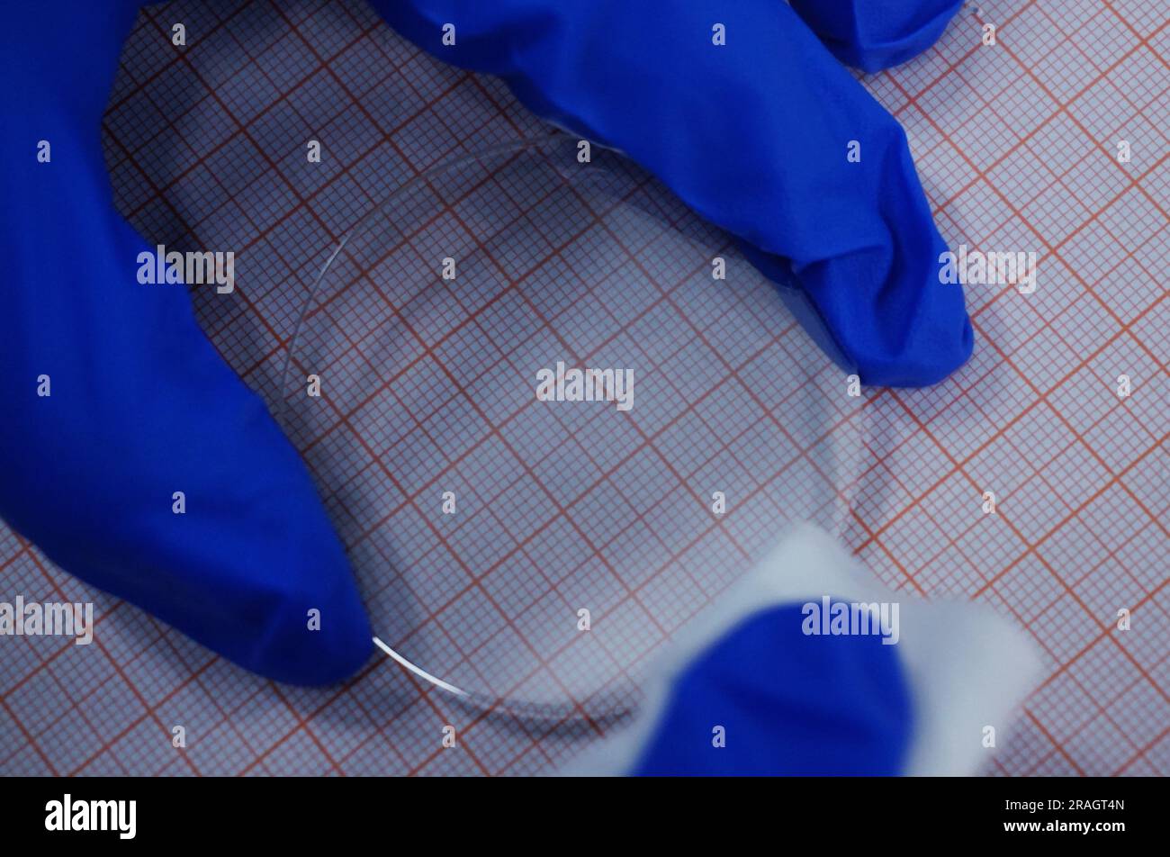 HANGZHOU, CHINA - 30. MAI 2023 - Ein Galliumoxid-Wafer mit einem Durchmesser von 50,8 mm ist im Hangzhou International Science and Innovation Cent abgebildet Stockfoto
