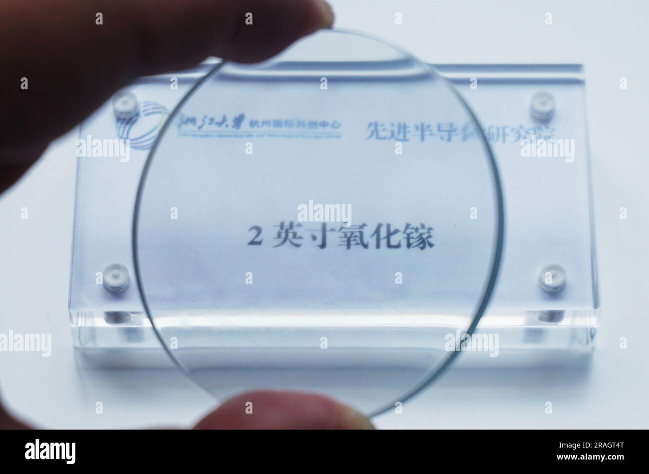 HANGZHOU, CHINA - 30. MAI 2023 - Ein Galliumoxid-Wafer mit einem Durchmesser von 50,8 mm ist im Hangzhou International Science and Innovation Cent abgebildet Stockfoto
