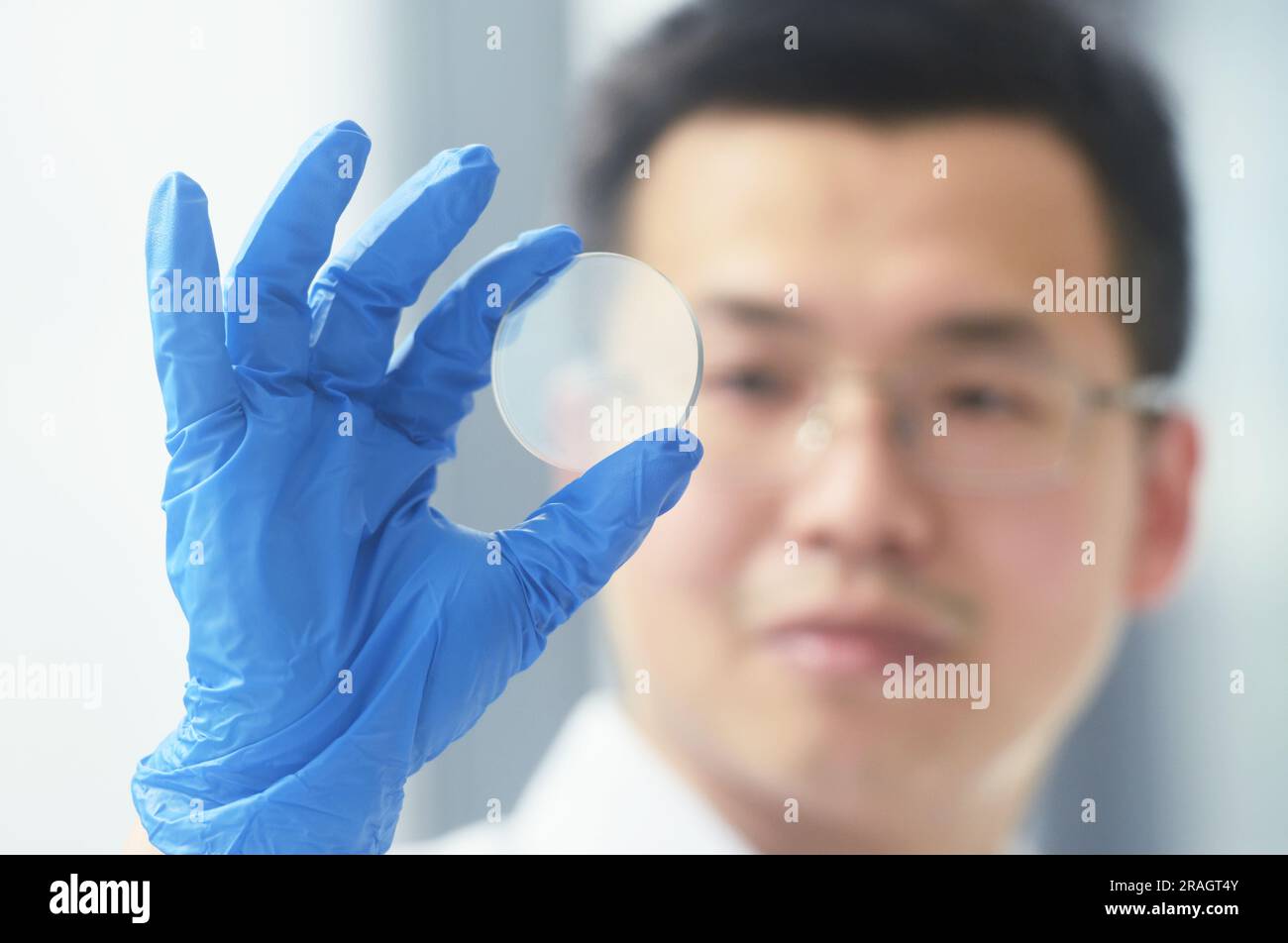 HANGZHOU, CHINA - 30. MAI 2023 - Ein Galliumoxid-Wafer mit einem Durchmesser von 50,8 mm ist im Hangzhou International Science and Innovation Cent abgebildet Stockfoto