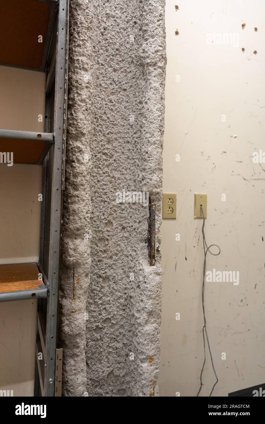 Fotografie von asbestfaserhaltigen grauen Feuerschutzisolierungen. Schwerpunkt auf freiliegendem Stahlbereich. Stockfoto