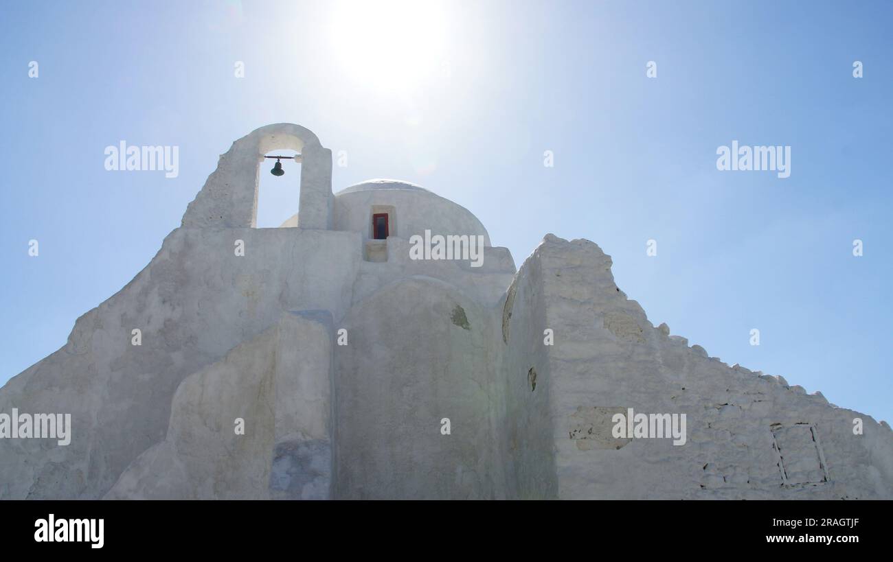 Orthodoxe Kirche aus weißem Stein unter der Sonne" Stockfoto