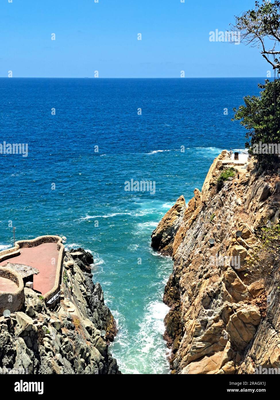 La Quebrada ist eine Klippe mit einem Kanal im Hafen von Acapulco, Guerrero, Mexiko, wo das berühmte Tauchen von jungen Leuten durchgeführt wird, die darauf klettern Stockfoto