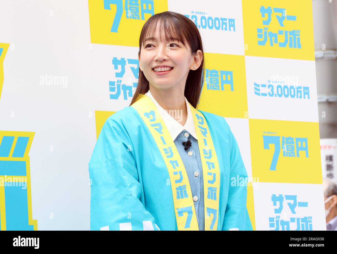 Tokio, Japan. 4. Juli 2023. Die japanische Schauspielerin Riho Yoshioka nimmt an einer Werbeveranstaltung der Summer Jumbo Lottery Teil. Das erste Ticket ist in Tokio am Dienstag, den 4. Juli 2023 erhältlich. Tausende von Kunden warteten auf Tickets in der Hoffnung eines Milliardärs. (Foto: Yoshio Tsunoda/AFLO) Stockfoto