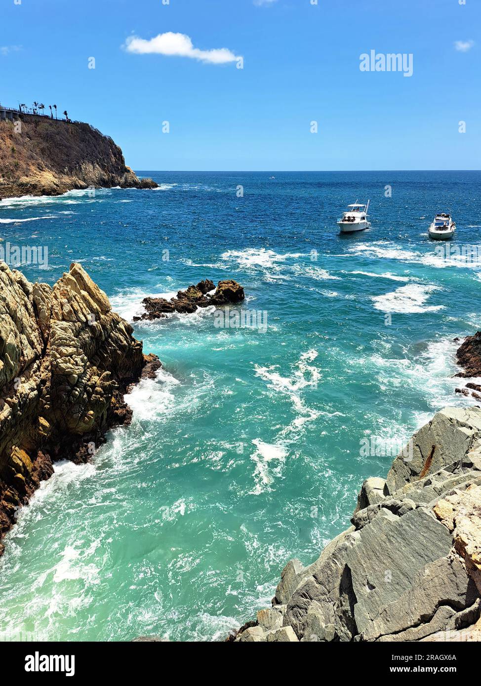 La Quebrada ist eine Klippe mit einem Kanal im Hafen von Acapulco, Guerrero, Mexiko, wo das berühmte Tauchen von jungen Leuten durchgeführt wird, die darauf klettern Stockfoto