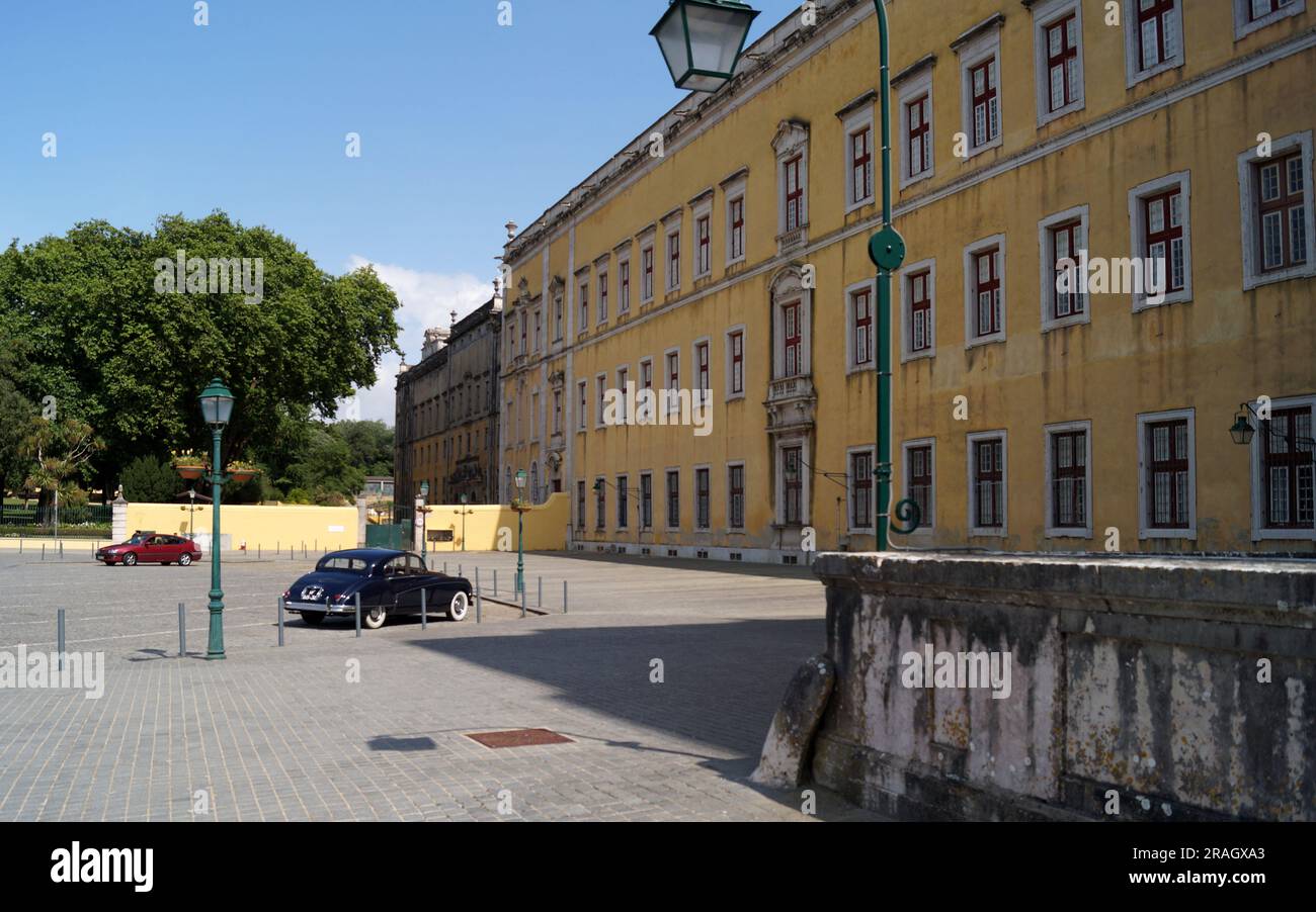 Seitenplatz nördlich des Mafra-Palastes, dunkelblauer Jaguar Mark IX, viertürige Luxuslimousine, hergestellt zwischen 1958 und 1961 im Vordergrund, Portugal Stockfoto