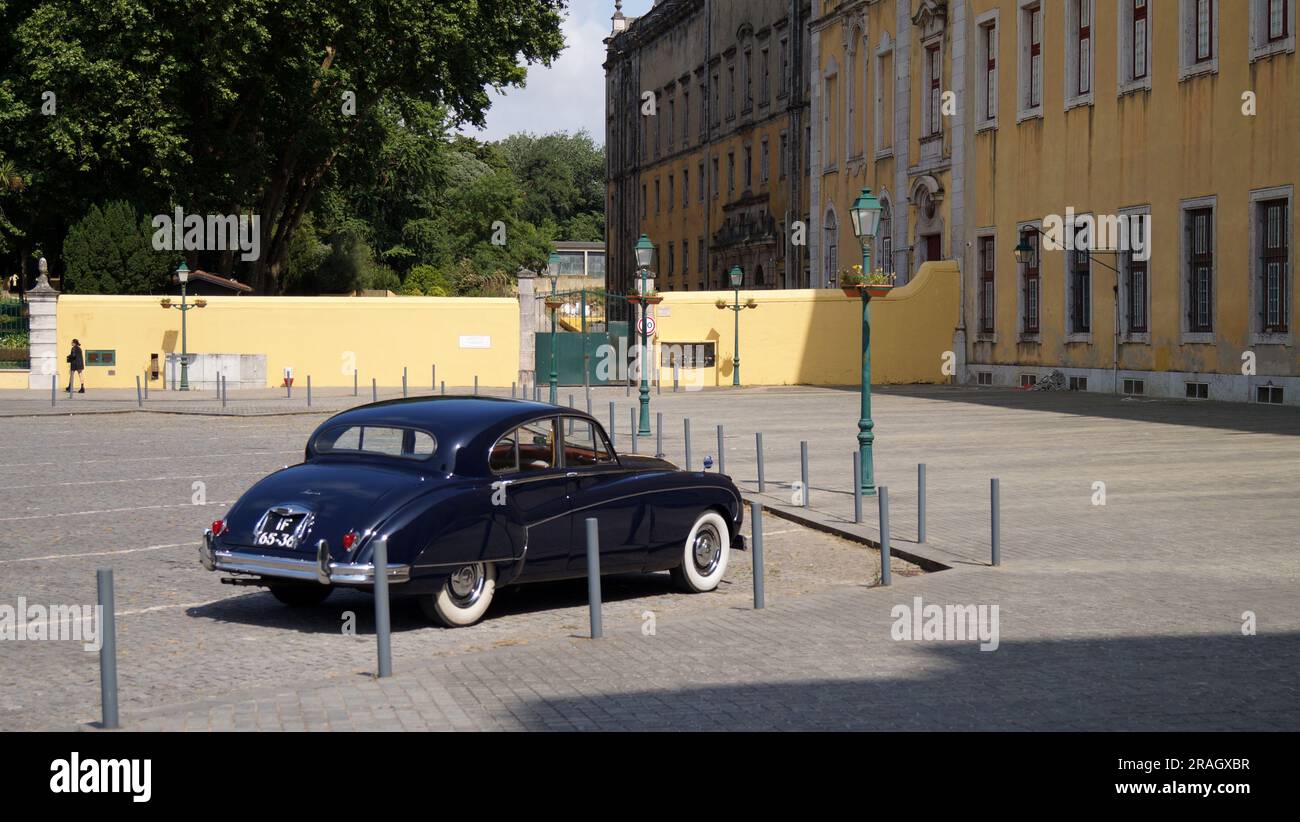 Dunkelblauer Jaguar Mark IX, viertürige Luxuslimousine, hergestellt zwischen 1958 und 1961, zu sehen in Mafra, Portugal Stockfoto
