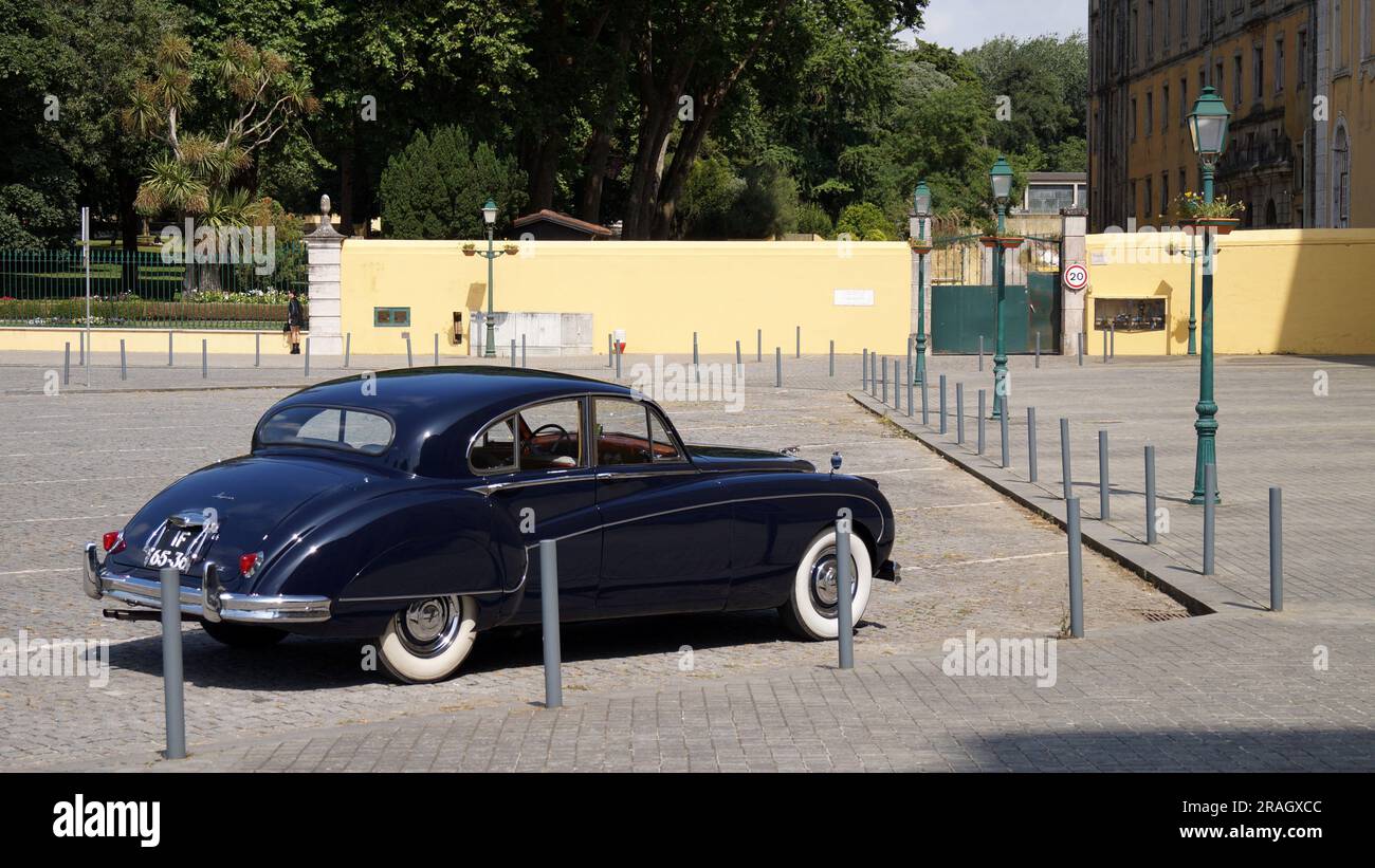 Dunkelblauer Jaguar Mark IX, viertürige Luxuslimousine, hergestellt zwischen 1958 und 1961, zu sehen in Mafra, Portugal Stockfoto