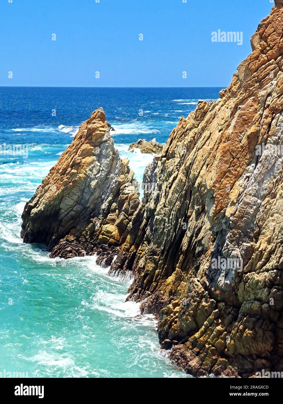 La Quebrada ist eine Klippe mit einem Kanal im Hafen von Acapulco, Guerrero, Mexiko, wo das berühmte Tauchen von jungen Leuten durchgeführt wird, die darauf klettern Stockfoto