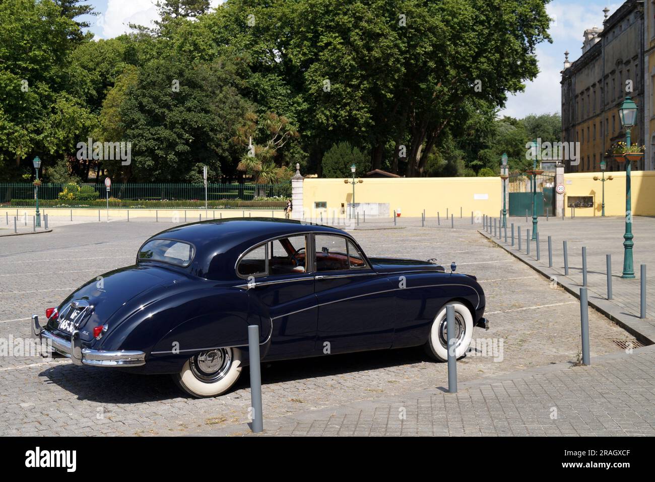 Dunkelblauer Jaguar Mark IX, viertürige Luxuslimousine, hergestellt zwischen 1958 und 1961, zu sehen in Mafra, Portugal Stockfoto