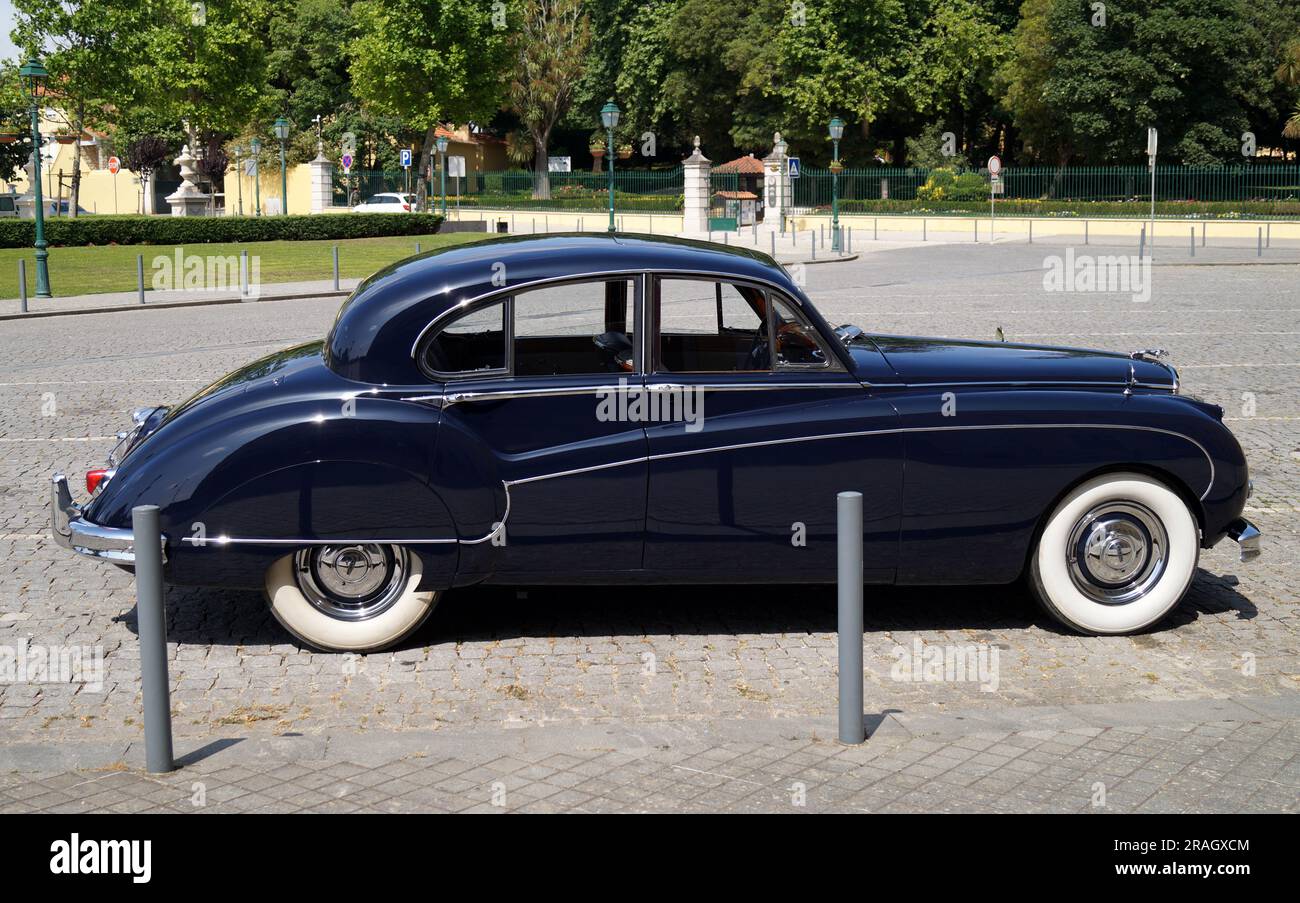 Dunkelblauer Jaguar Mark IX, viertürige Luxuslimousine, hergestellt zwischen 1958 und 1961, zu sehen in Mafra, Portugal Stockfoto
