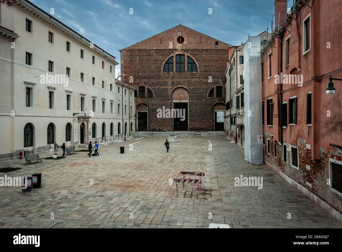 Platz vor der Kirche Chiesa di San Lorenzo in Venedig, Italien Stockfoto