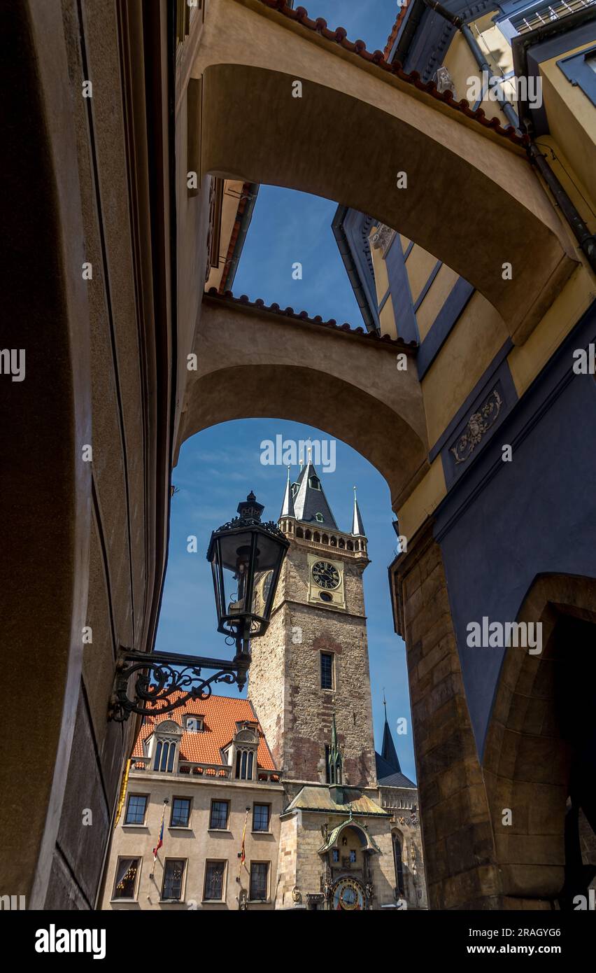 Das gotische Rathaus aus aus dem 14. Jahrhundert, bekannt für seinen Aussichtsturm und die komplizierte astronomische Uhr, ragt durch die Bögen der Prager Innenstadt. Stockfoto