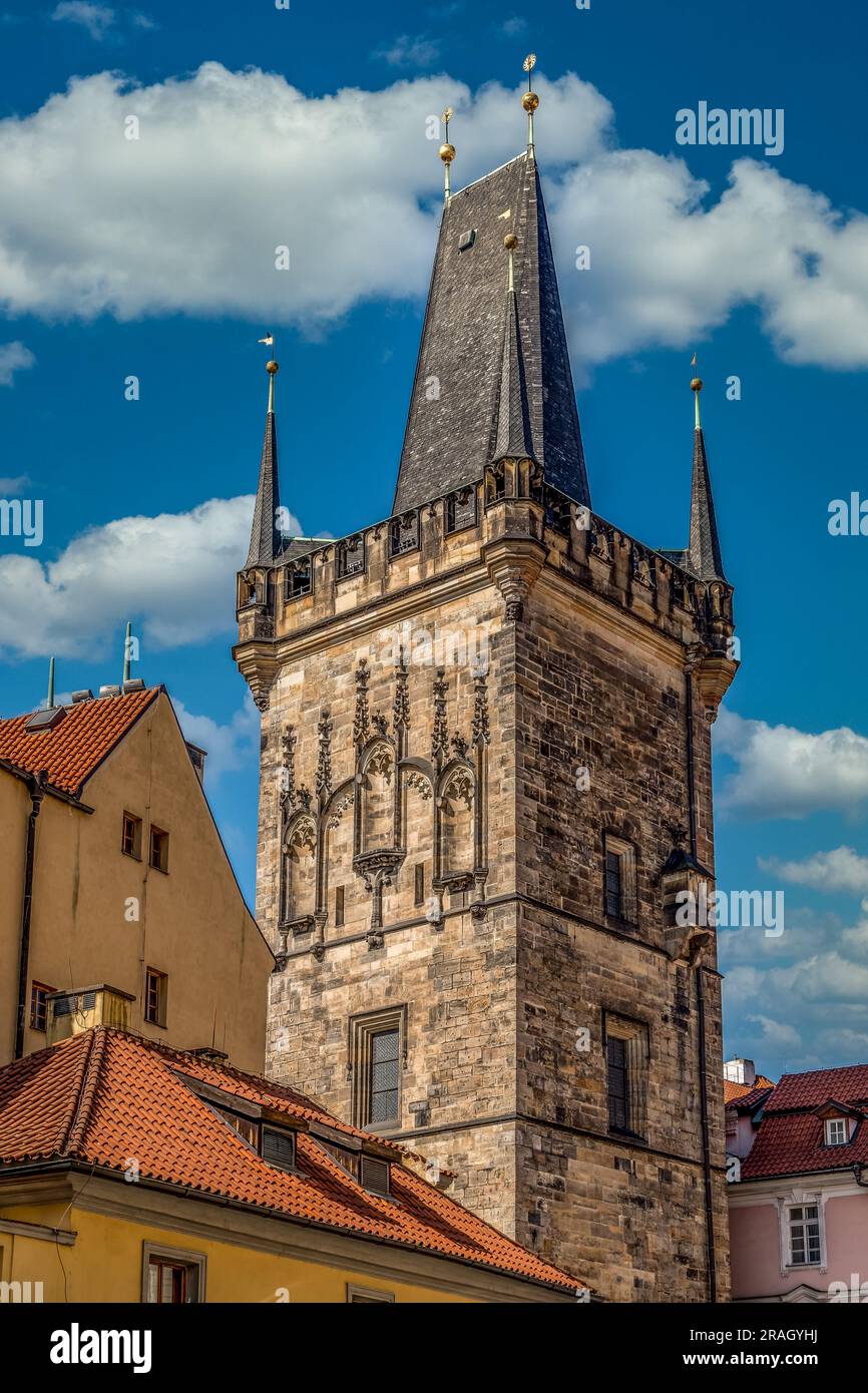 Brückenturm der Kleinstadt am Ende der Karlsbrücke in Prag mit wolkenblauem Himmel Stockfoto